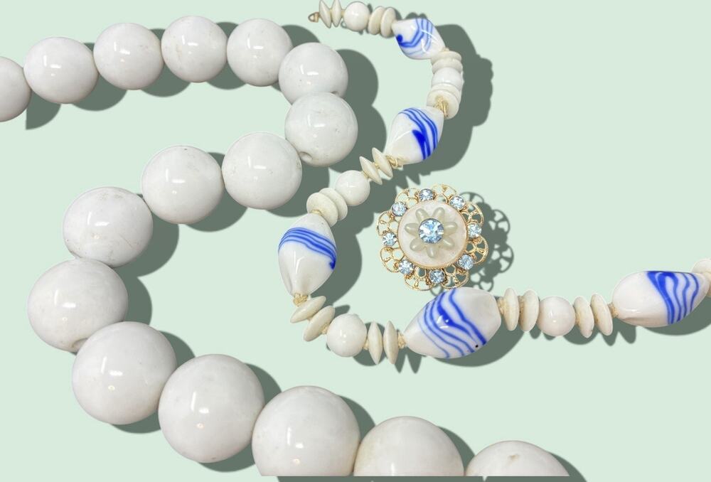 Vintage 1950s Japan Blue & White Drizzle Glass Choker-White Bead Necklace-brooch